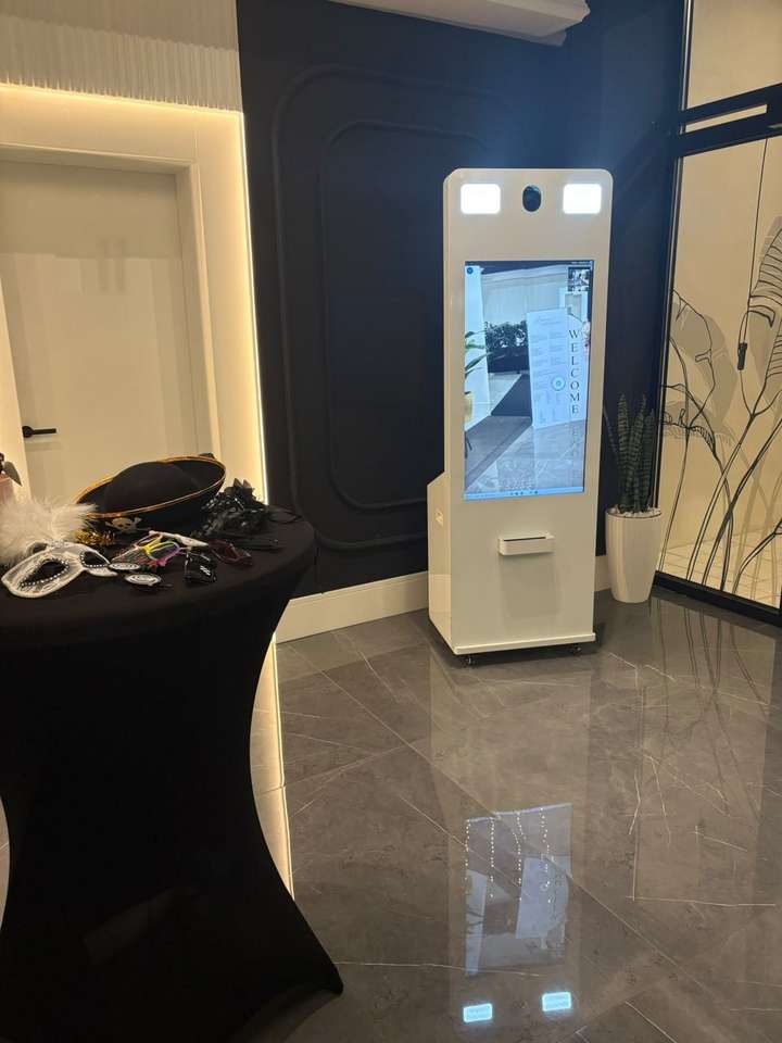 Beli Jovana Photobooth sa ekranom na dodir u elegantnoj sali sa mermernim podom